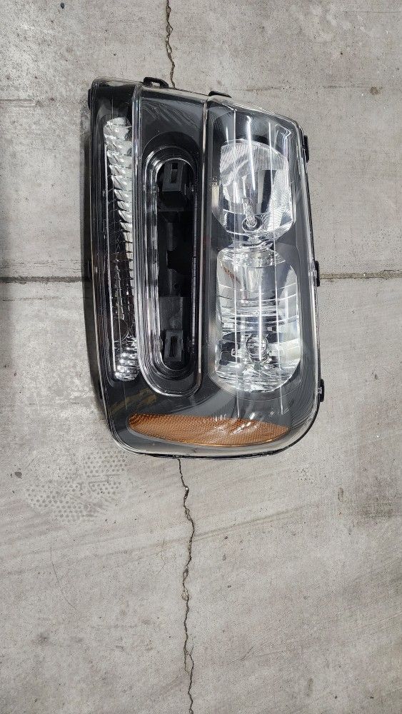 Driver Headlight Notched Full Width Grille 02-09 TRAILBLAZER