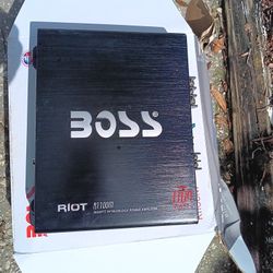 Boss Amp 1100 Watts 