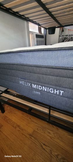 Helix Midnight Luxe Queen Mattress — Premium Hybrid — $700 OBO