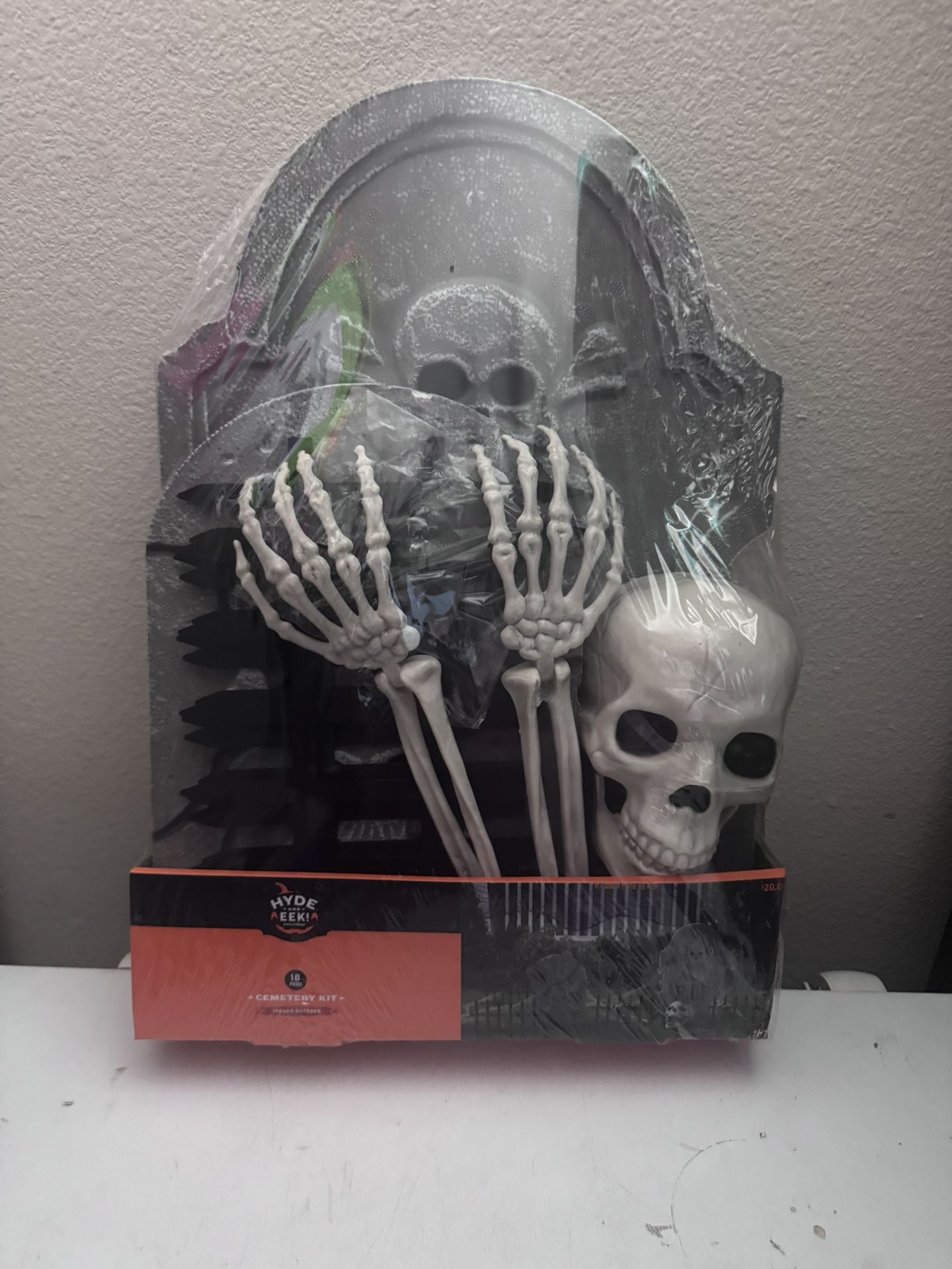 Brand New 18 Pieces Hyde And Eek Halloween Cemetery Decor