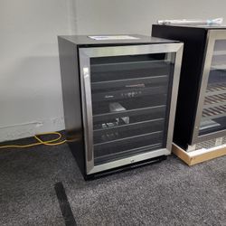 🚚 Moving Sale! Vinotemp Wine Fridge - Warranty Included 