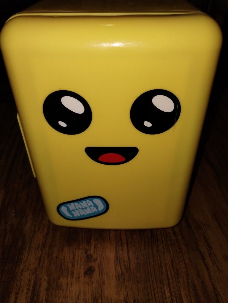 Fortnite Peely 6-Can Mini Fridge Yellow