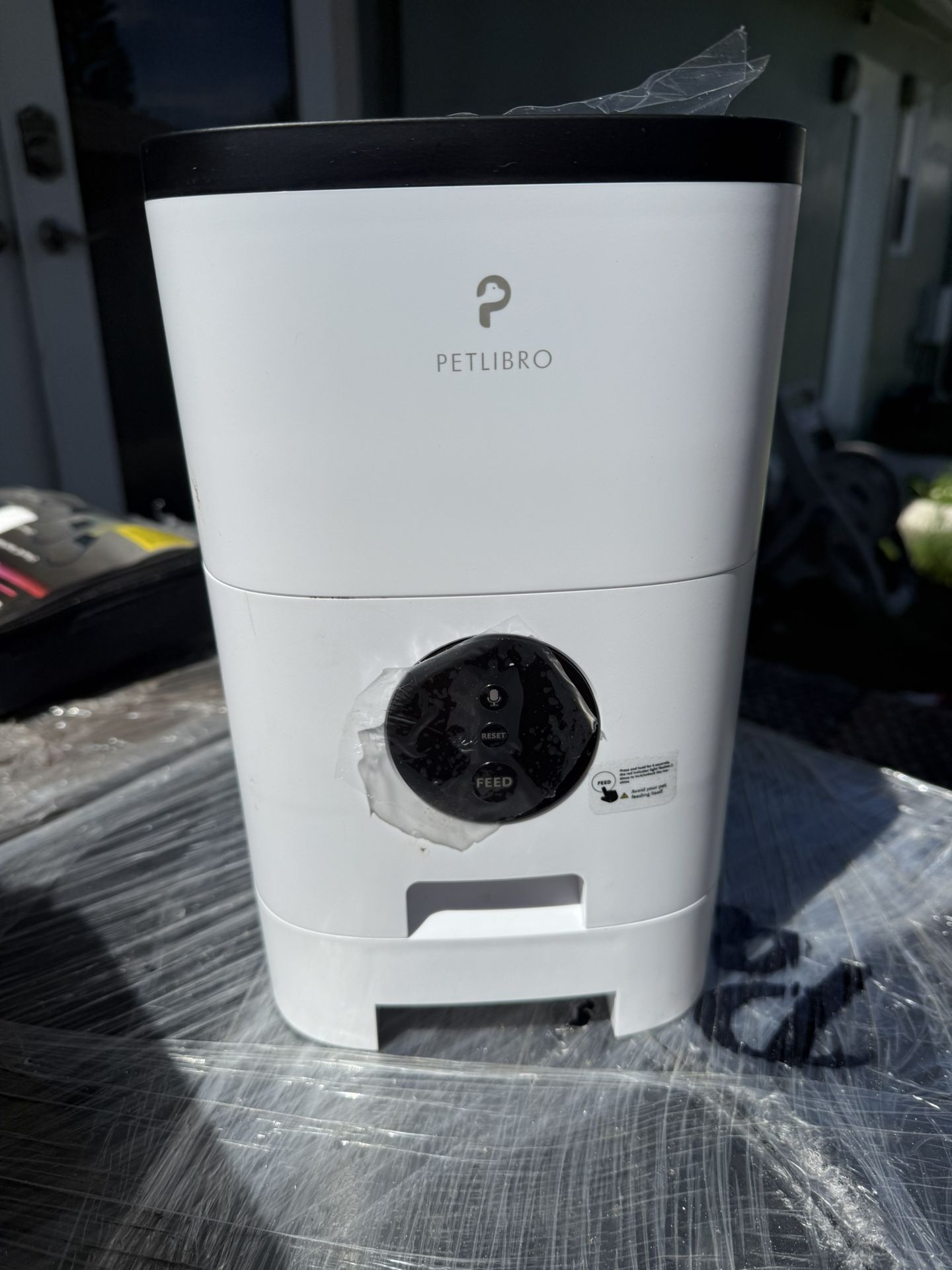 Pet Feeder - automatic, mic, control remotely