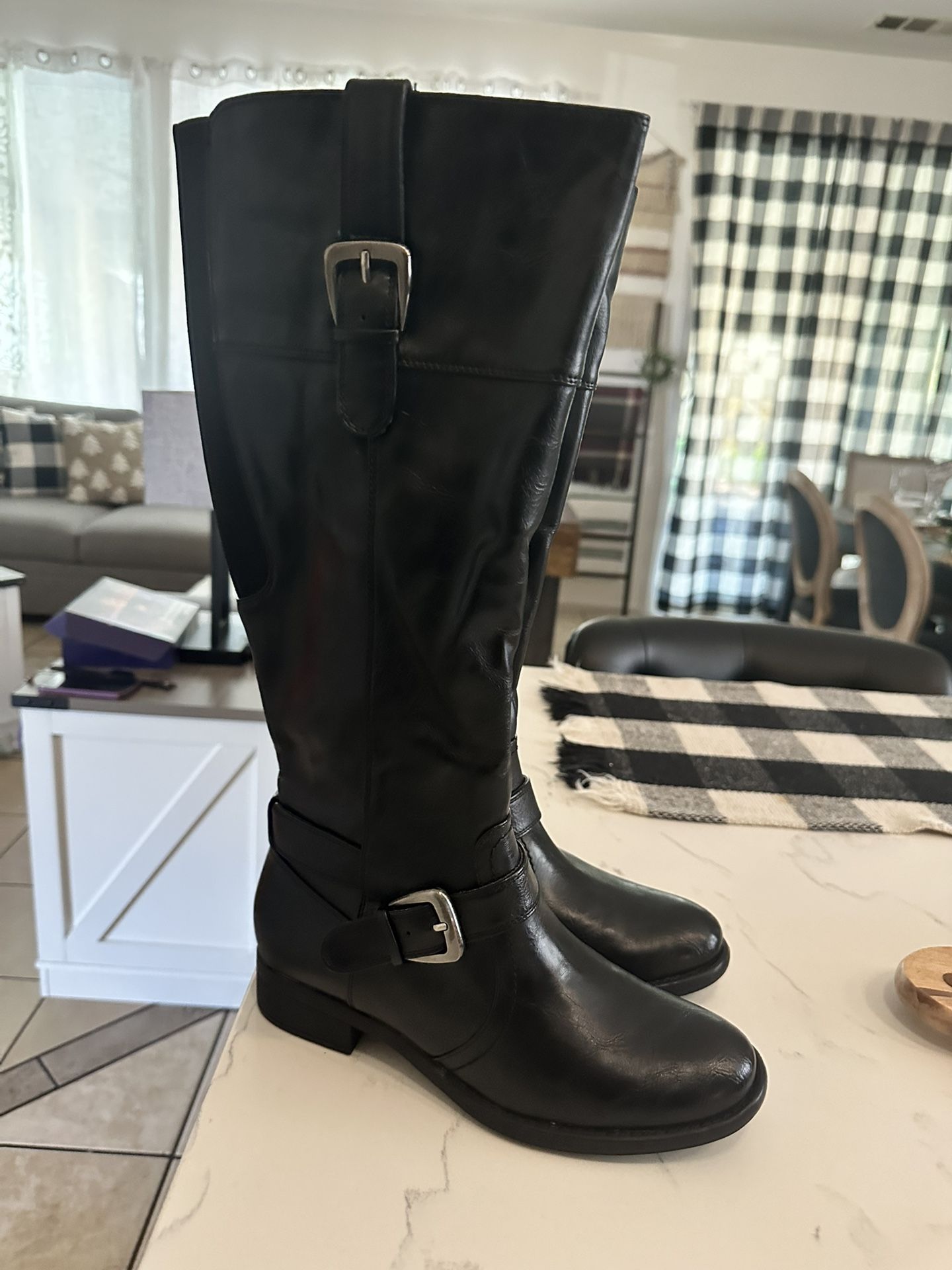 New Women Boots Size 7