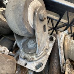 Heavyduty casters have couple of sets 4
