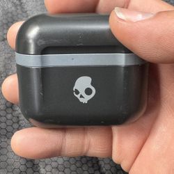 SKULLCANDY WIRELESS EARBUDS W/CHARGING CASE