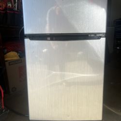 3.1 cu ft Stainless Refrigerator 