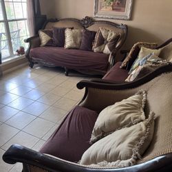 Couches With Pillows 