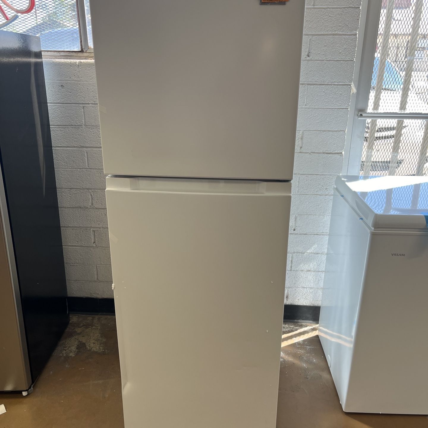 10.1 cu. ft. Top Freezer Refrigerator in White- FOR PARTS
