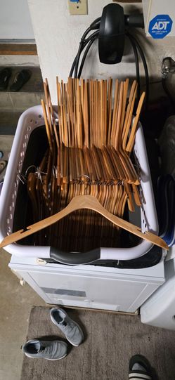Wooden clothes hangers 154 pieces