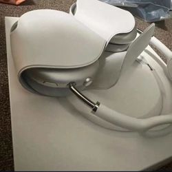 Silver Pro Air pod Maxes 
