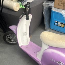 Razor electric kids scooter woth charget