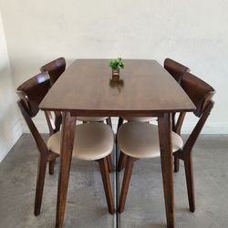 Table 4 Chairs Excellent Condition