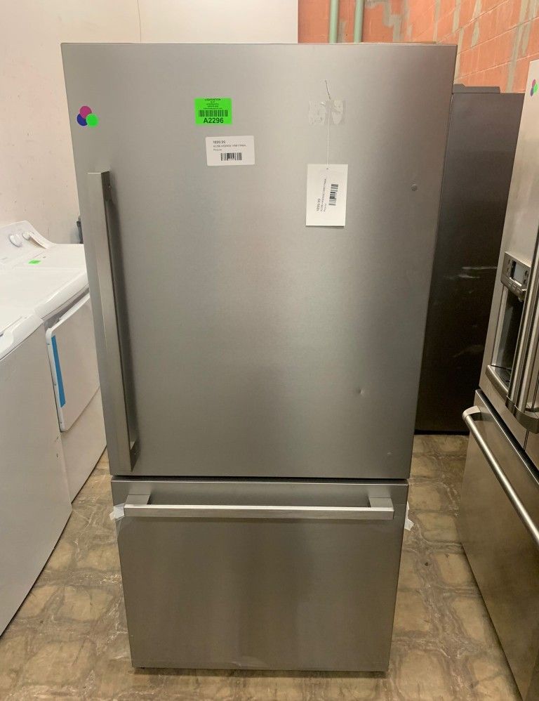 HISENSE HRB171N6ASE 17.2-cu ft Counter-depth Bottom-Freezer Refrigerator Z0K0