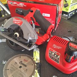 Milwaukee
M12 FUEL 12V Lithium-Ion Brushless 5-3/8 in. Cordless Circular Saw Kit 