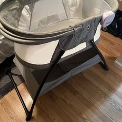 Baby Delight Beside Me Deluxe Bedside Infant Bassinet