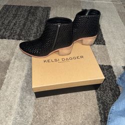 Black textured Ankle Boot