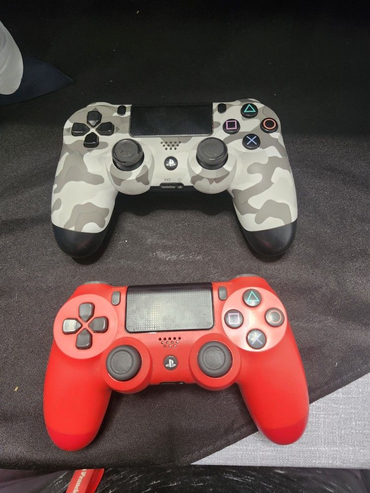 2 Ps4 Controllers