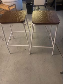 2 bar stools