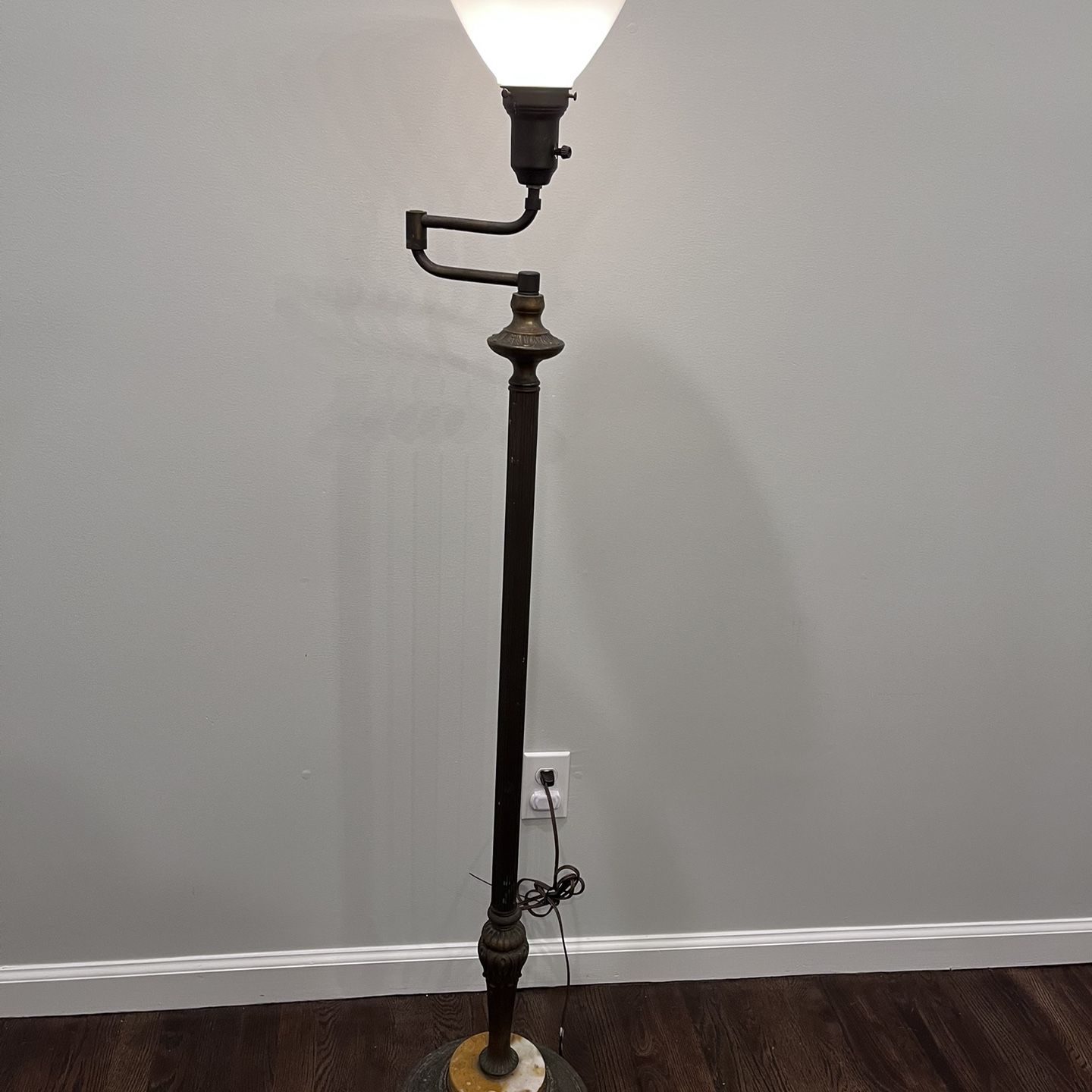 Vintage 1950’s Mitchell mfg Floor Lamp Works! Mid-Century Milk Glass Marble Metal Swivel