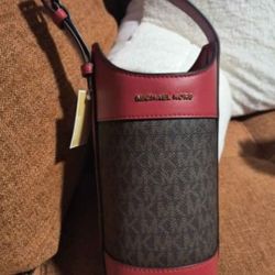 Michael Kors Wine Bottle Holder Bag Luggage Multi 100% Authentic Michael Kors !!  Details: • Leather /Coated Canvas Color  Luggage Multi • Brand New 