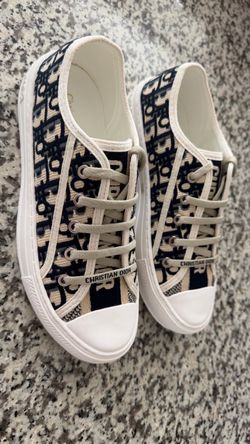 Di or woman sneaker