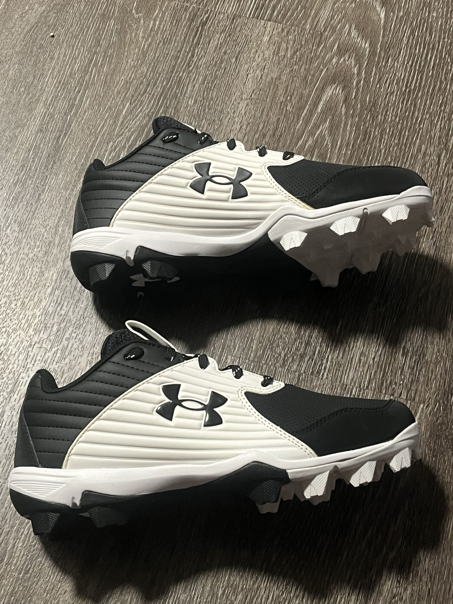 Boys Under Armour Athletic Cleats (Size 7.5)