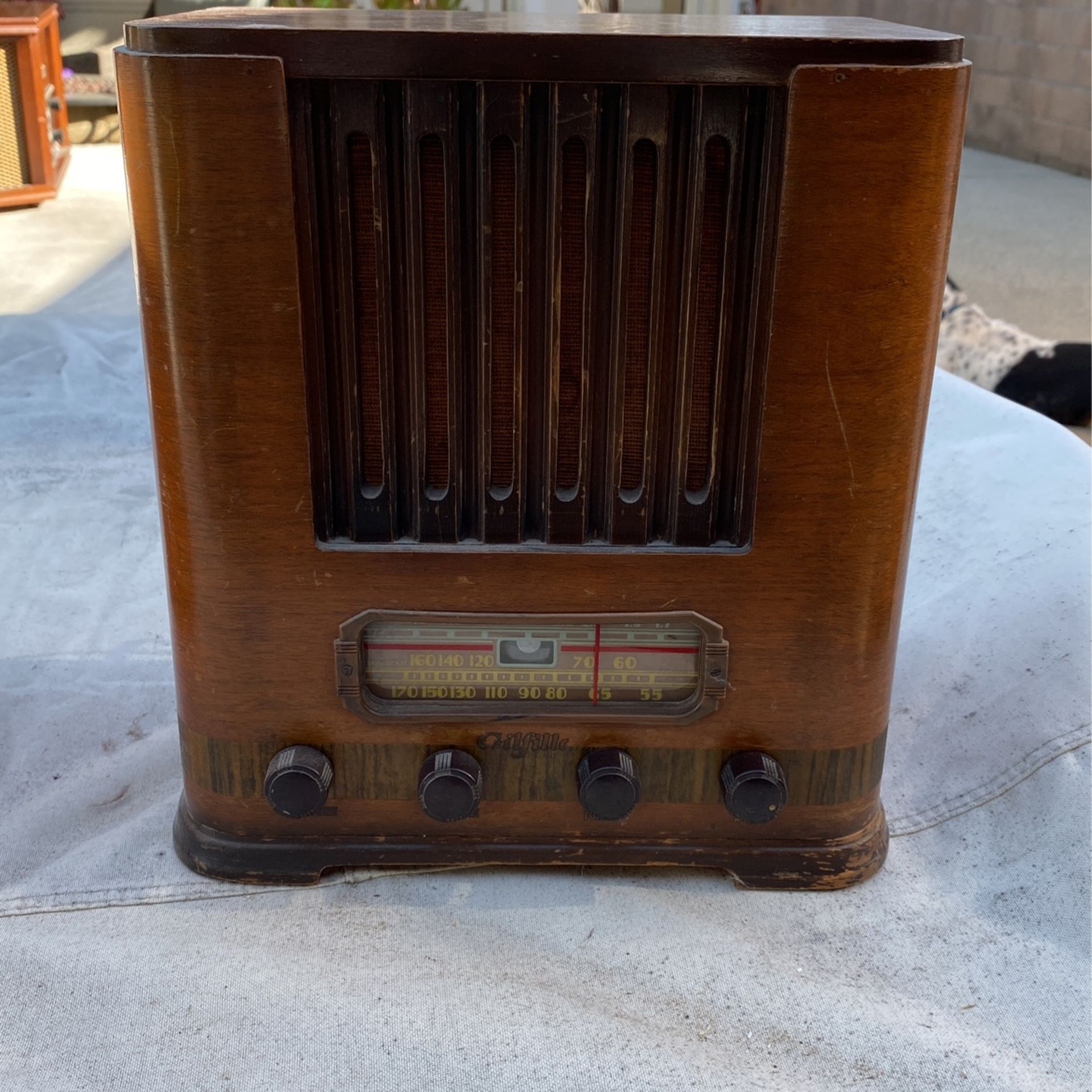 Antique 1935 Gilfillan 6U Tombstone Radio Walnut