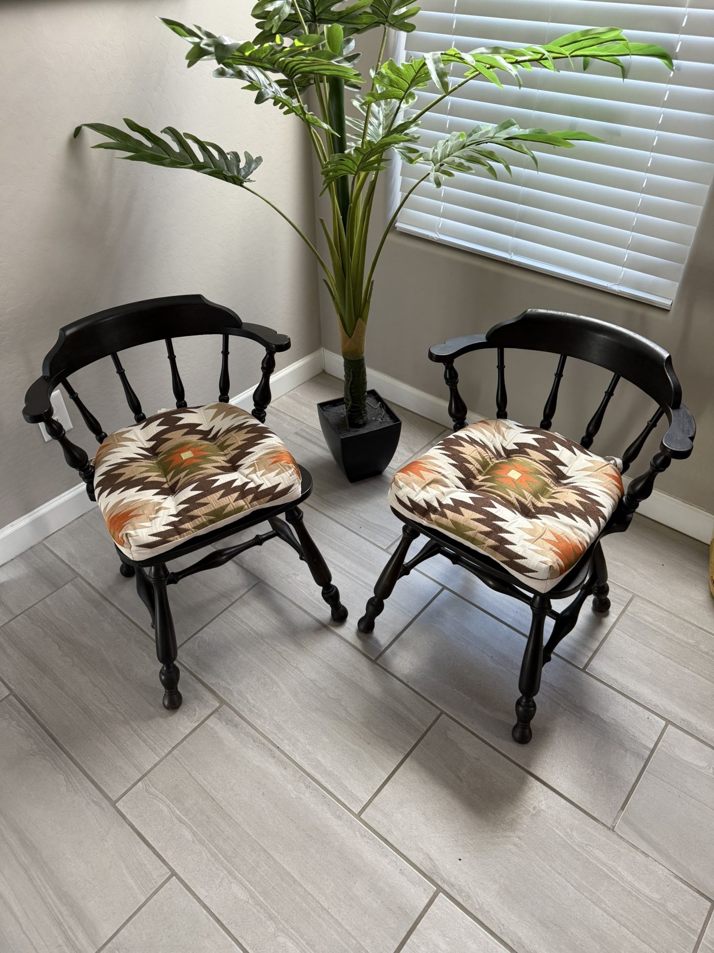 🪑 Set of 2 Black Windsor-Style Wooden Armchairs – Classic & Timeless 🪑