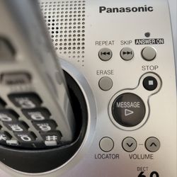 PANASONIC EXPANDABLE DIGITAL ANSWERING SYSTEM WITH 4 HANDSETS