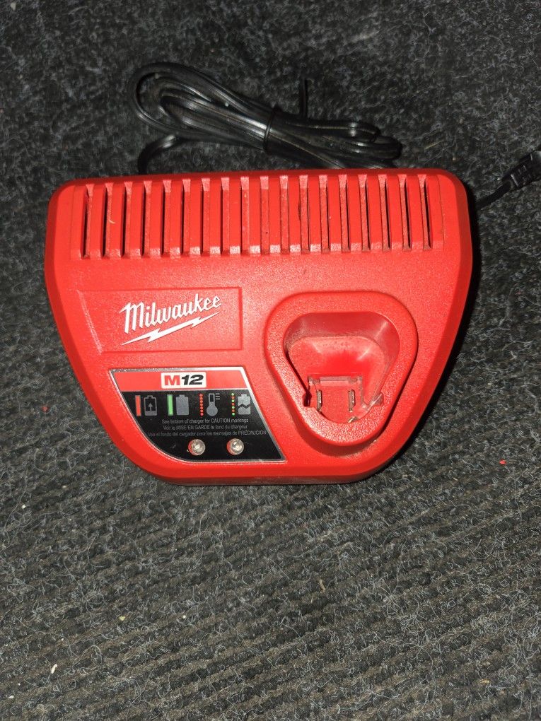 Milwaukee M12 Charger