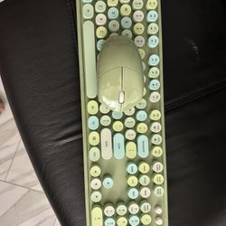 Beautiful Luxurious Wireless Keyboard And Mouse