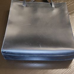 The Fabbrica Italiana Famous Location in Italy Black/White Bag is a stylish tote made in Italy by the brand FFI. This black and white bag features a c