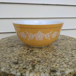 Vintage 2.5qt. Pyrex Butterfly Bowl