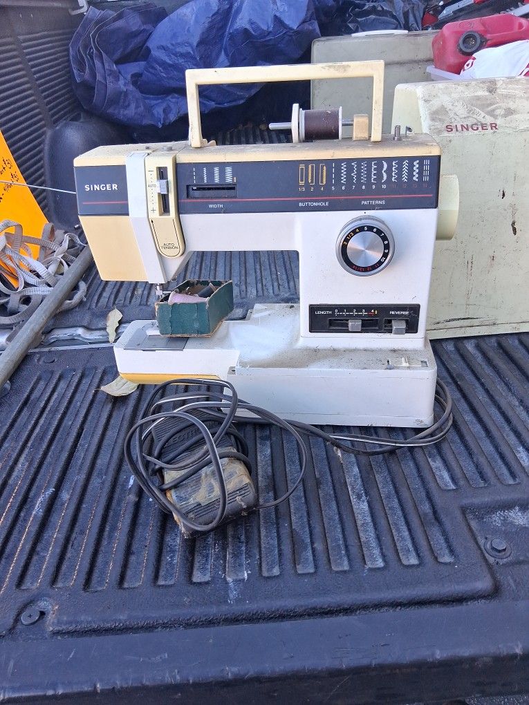 Singer. Table Top Sewing Machine