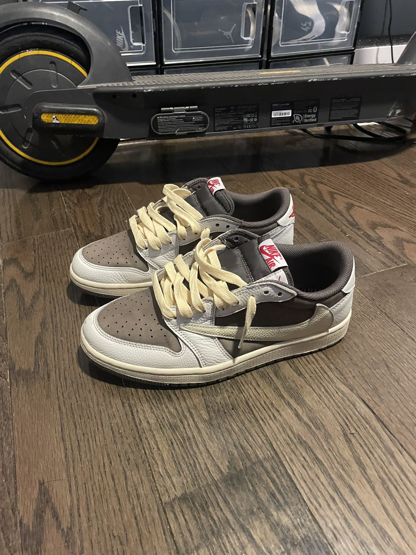 Jordan 1 Low Travis Scotts