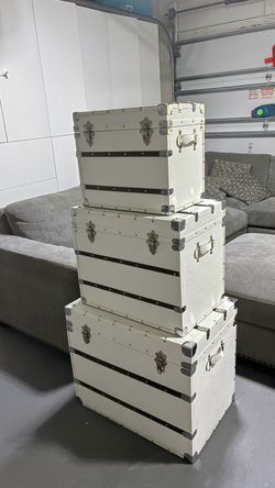 Set of 3 White Vintage-Style Decorative Trunks