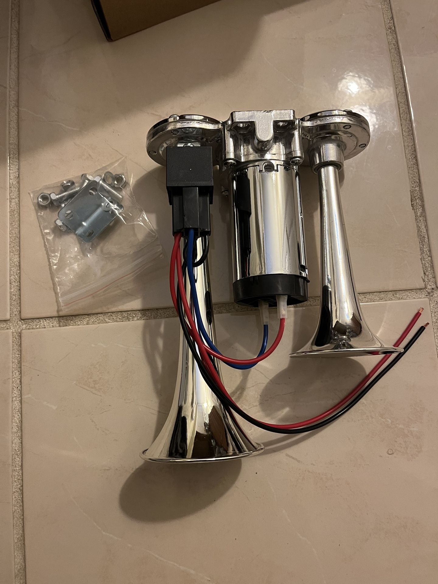Powerful and loud double trumpet air horn, comes with air compressor attached and relay. Brand New. Good for cars, boats, motorcycles, rv, atv, campe