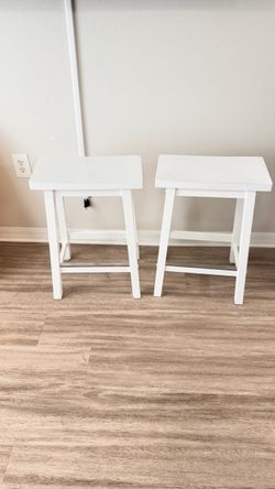 2 bar stools
