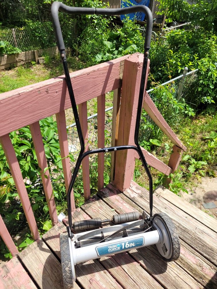 Manual 16' Push Lawn Mower