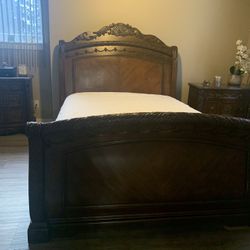 Queen Bed with 2 Nightstand 