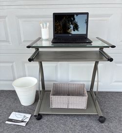 Rolling computer desk with pull out tray