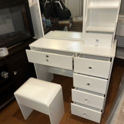 Vanity Desk White Modern with Stool and 6 Storage Drawers, Vanity Mirror with a box of light bulbs 15 Dimmable Bulbs BRAND NEW