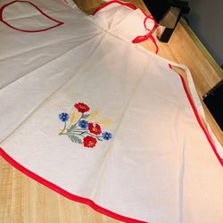 VINTAGE 1950’s EMBROIDERED LINEN UNUSED & SAVED HOME APRON - Unfolded After 70 Yrs Excellent Condition 
