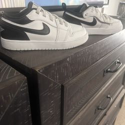 Air Jordan 1 Low BLACK/WHITE Hook & Loop closure Older Kids (GS) SIXE 2Y 