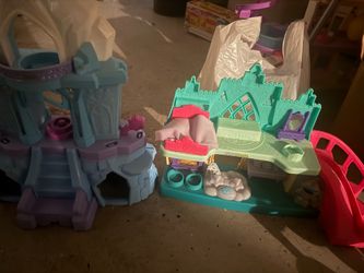 Frozen little people castle and dolls