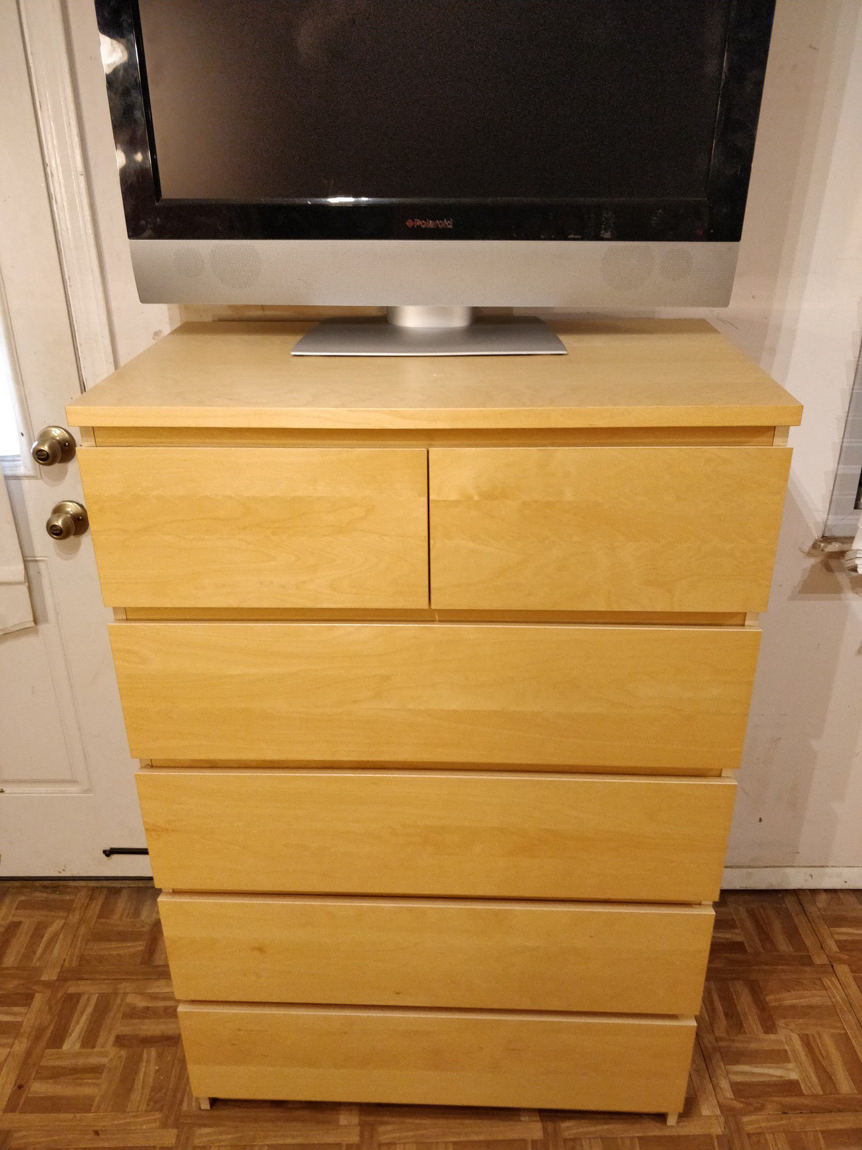 Like new big chest dresser with big drawers in great condition, all drawers sliding smoothly, pet free smoke free. L31.5"*W18.5"*H48.5"