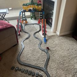 Fisher-Price Thomas and Friends Extra Large Train Set with Reconfigurable Track, Motorized Thomas, Diecast Percy, Super Station