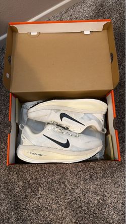 Nike Vomero 18 Men Size 8 & Women Size 9.5