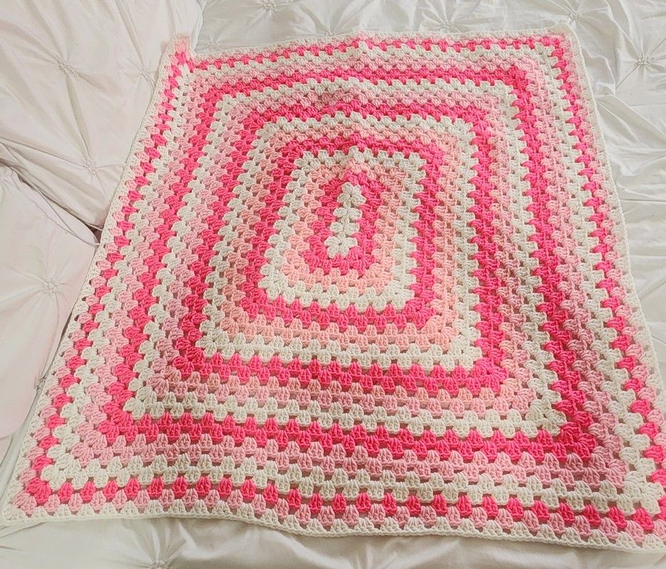 **New** Beautiful Baby Girl Crochet Pink White Blanket
